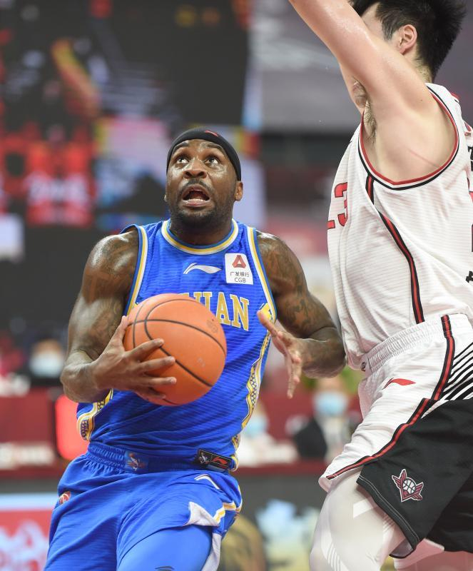 PG-排球季后赛上演强强对话，辽东貔貅队大胜皖江灰熊队，战术调整见效；关键战拿下信心(小勒布伦大胜张本智和)